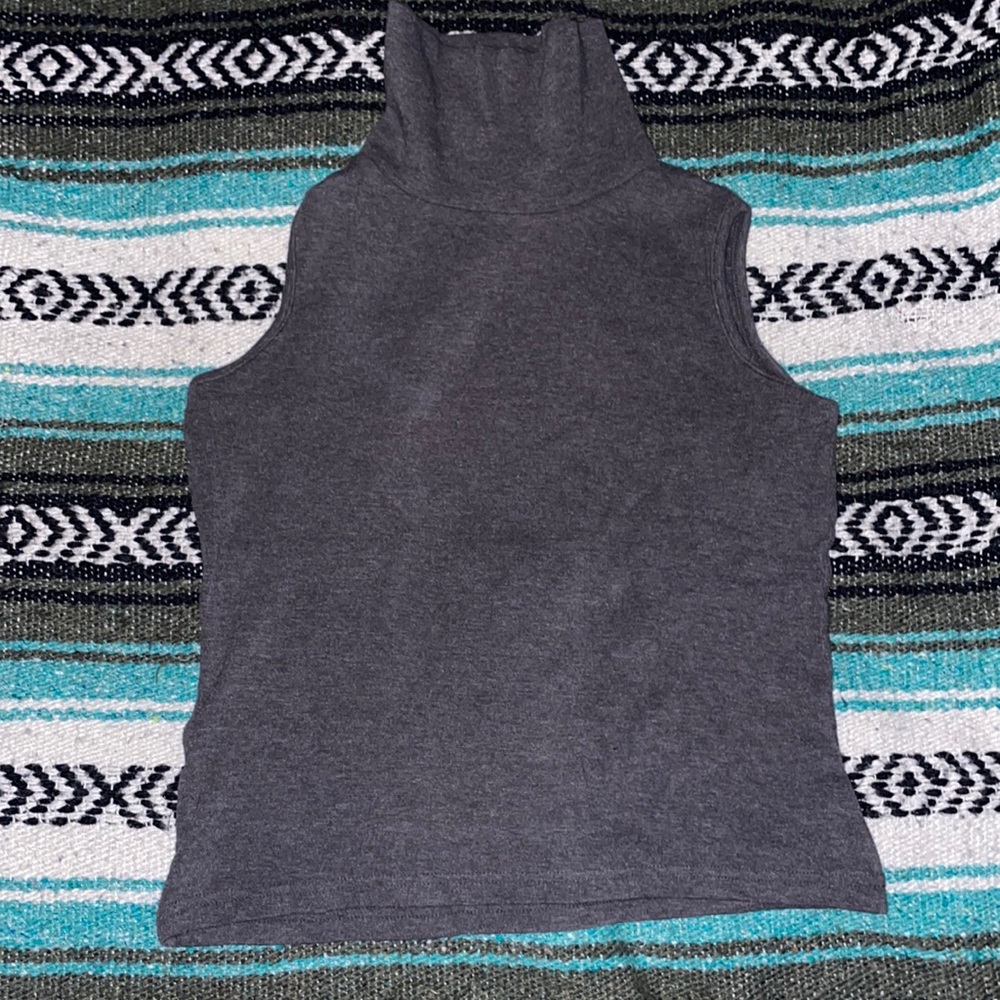 SLEEVELESS TURTLENECK